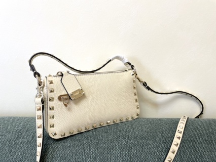 발렌티노 가라바니 락스터드 카프스킨 크로스백 레플리카 Valentino Bag