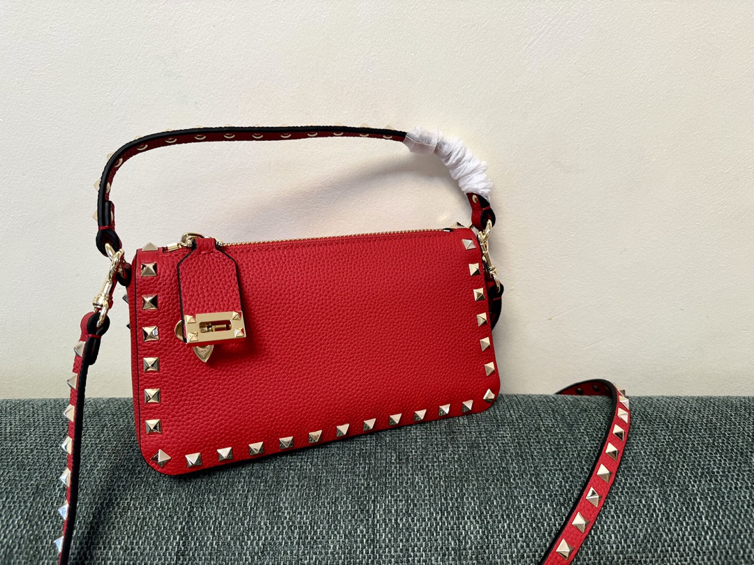 발렌티노 가라바니 락스터드0 카프스킨 19x13x7cm 크로스백 레플리카 Valentino Bag