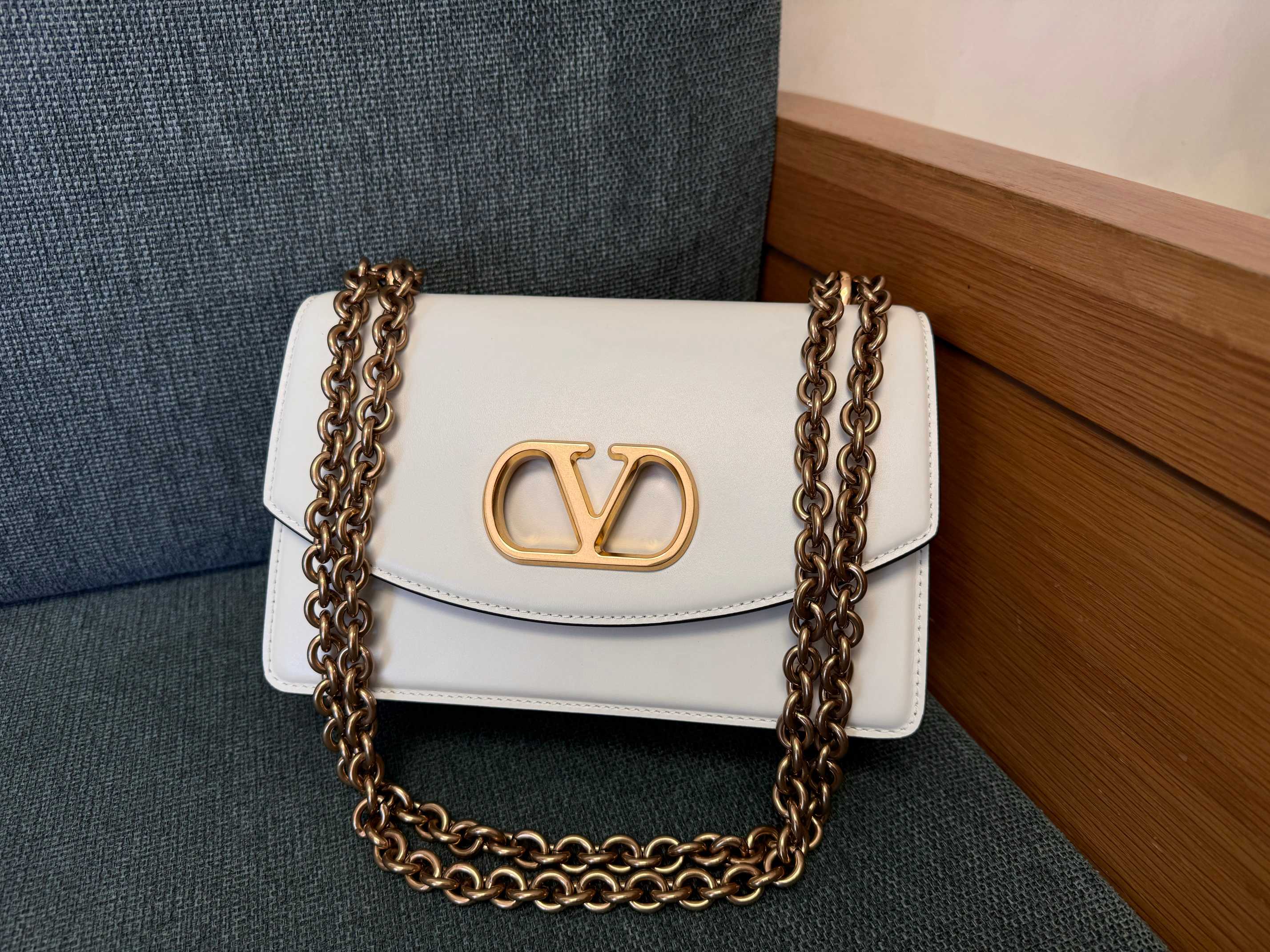 발렌티노 V로고 3188 카프스킨 24x16x8cm 크로스백 레플리카 Valentino Bag