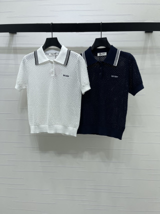미우미우 여성 2026SS 로고 자수 스트라이프 슬림핏 카라 반팔 티셔츠 레플리카 45132 Miu Miu Women T Shirt