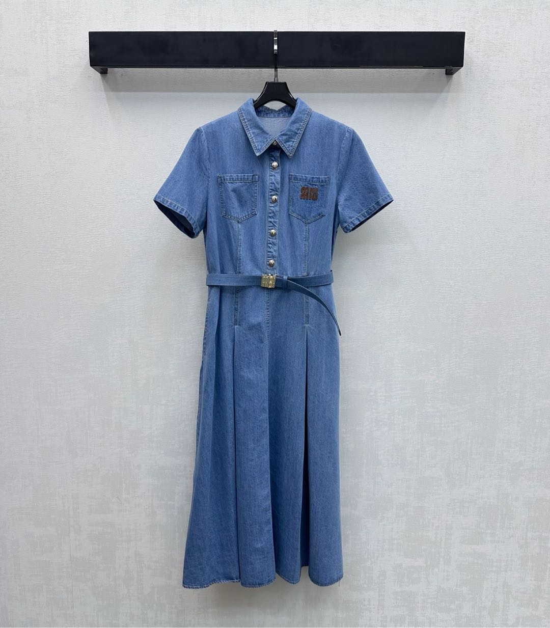 미우미우 여성 2026SS 블루 골드 데님 벨트 폴로 카라 원피스 레플리카 45957 Miu Miu Women Dress
