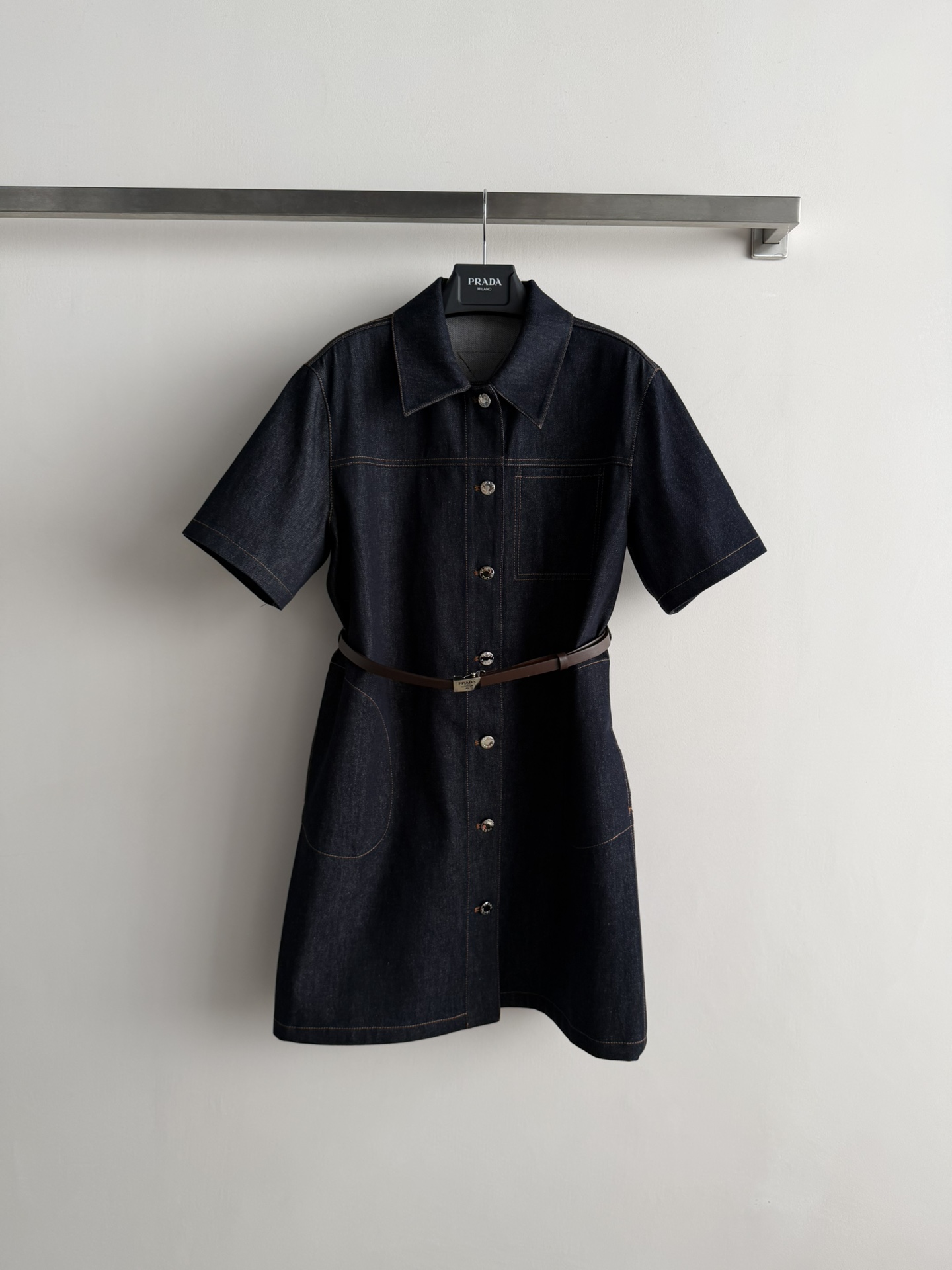 프라다 여성 2026SS 데님 벨트 미니 반팔 폴로 카라 셔츠 원피스 레플리카 45987 Prada Women Dress
