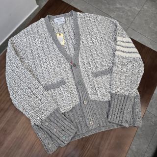 톰브라운 2024FW 4선 프린트 스트라이프 가디건 5425 Thom Browne