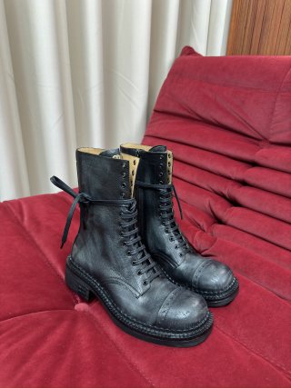 미우미우 데미지 가공 소가죽 마틴 부츠 93828