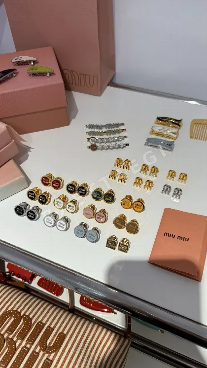 미우미우 컬러풀 에나멜 버튼 스터드 귀걸이 135618