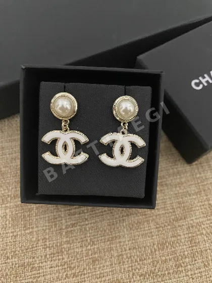 샤넬 화이트 펄 CC 귀걸이 69209