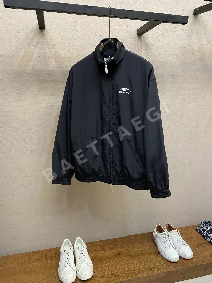 발렌시아가 스탠드 카라 자수 로고 남성 자켓 153580