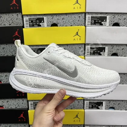나이키 줌 보메로 18 HM6804-104 201108 Nike Zoom Vomero 18