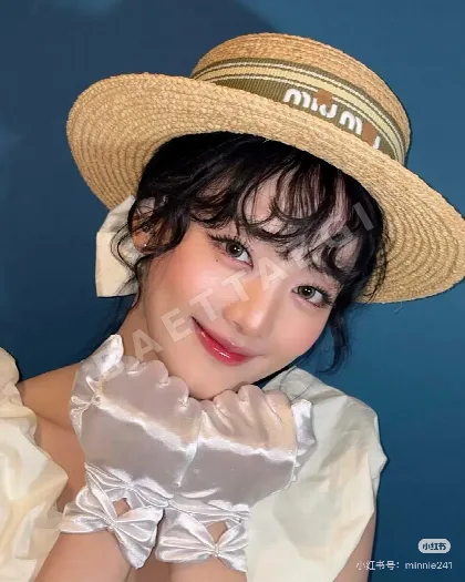미우미우 3D 자수 라피아 플랫 탑 모자 120058