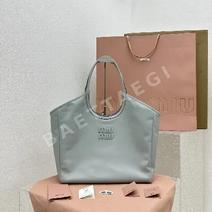 미우미우 라이트 블루 가죽 언더암 가방 68212