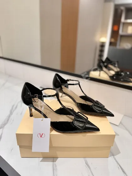 발렌티노 V 로고 버클 샌들 134670