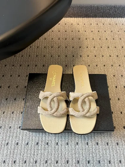 샤넬 더블 C 로고 양가죽 스퀘어 토 샌들 24409