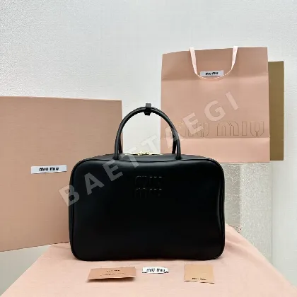 미우미우 엠보싱 로고 소프트 패드 볼링 백 68050