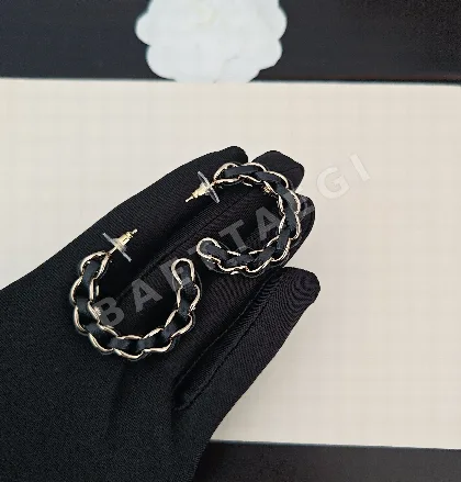 샤넬 블랙 가죽 케이블 니트 이어후크 귀걸이 65743