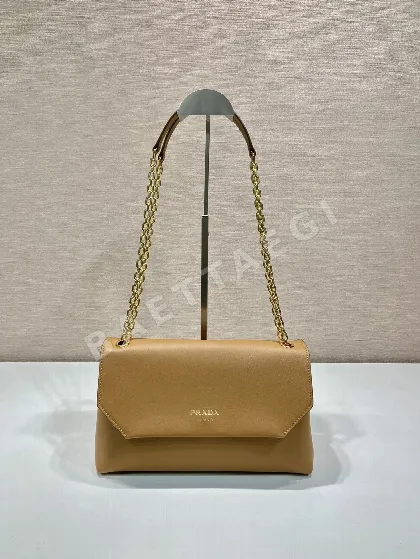 프라다 카프스킨 플랩 숄더백 1BD371