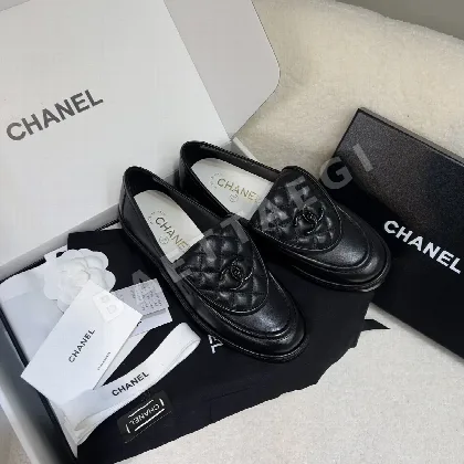 샤넬 24C 퀼팅 장식 로퍼 94323