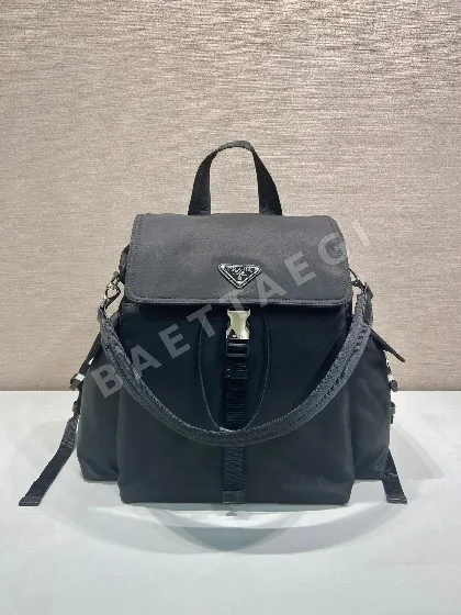 프라다 Explore 멀티포켓 나일론 가방 2VZ118