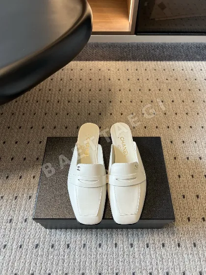 샤넬 메탈릭 더블 CC 로고 스퀘어 토 로퍼 148406