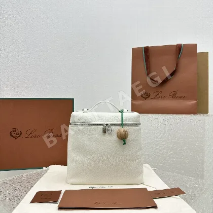 로로피아나 화이트 소가죽 백팩 128947