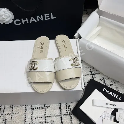 샤넬 더블 C 진주 라인스톤 버클 램스킨 슬리퍼 94900