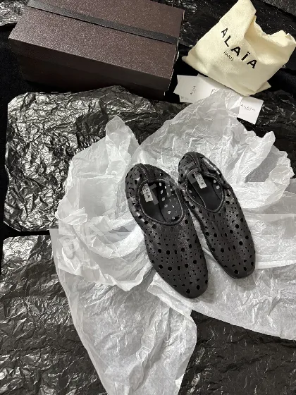 알라이아 펀칭 스웨이드 로퍼 95852