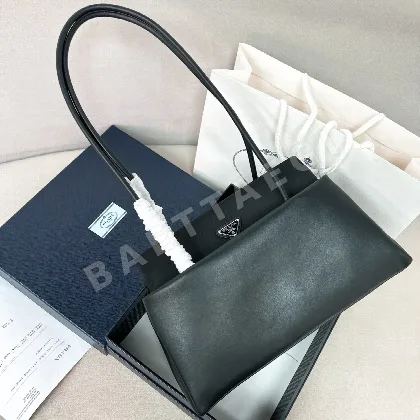 프라다 뉴패시지 미디엄 가죽 핸드백 1BA495
