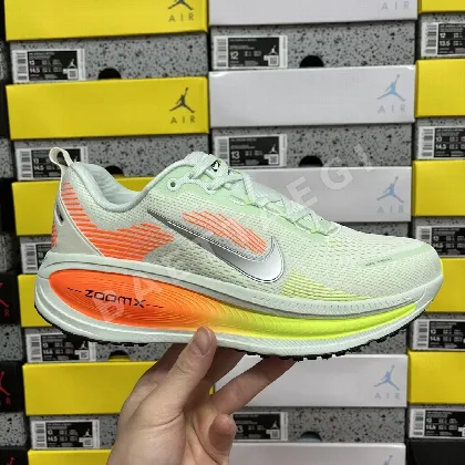 나이키 줌 보메로 18 HM6803-300 201097 Nike Zoom Vomero 18