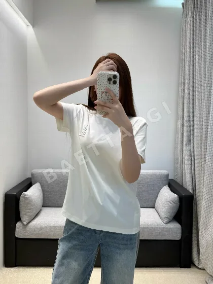 생로랑 자수 로고 여성 반팔 티셔츠 138658