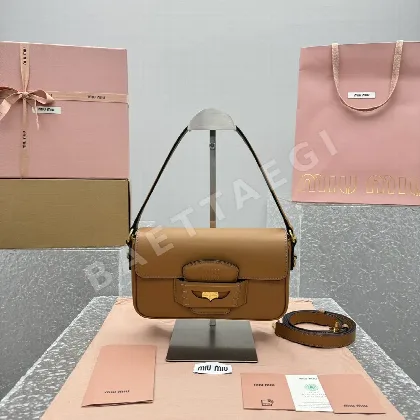 미우미우 갈색 원형 메탈 장식 페니 코인 가방 68237