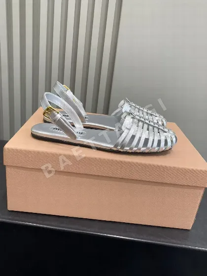 미우미우 매듭 장식 로마 샌들 75417