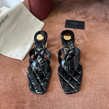 생로랑 퀼팅 로고 메달 포인트 쪼리 힐 샌들 블랙
