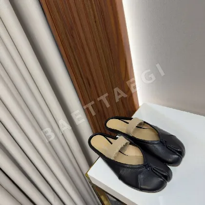 마르지엘라 타비 스플릿 토 플리츠 스트랩 발레 플랫 94054