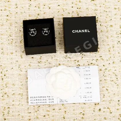 샤넬 블랙&화이트 더블 C 스터드 귀걸이 69001