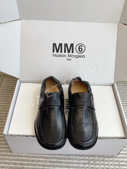 마르지엘라 디지털 엠보스 레트로 로퍼 55403