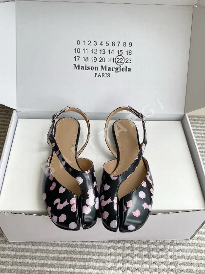 마르지엘라 벚꽃 무늬 타비 스플릿토 오픈백 샌들 134448