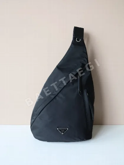 프라다 나일론 백팩 2VZ092