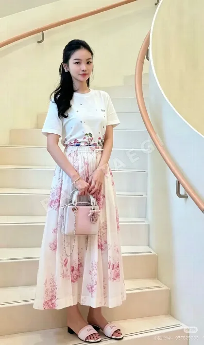 디올 꽃무늬 자수 반팔 티셔츠 119254