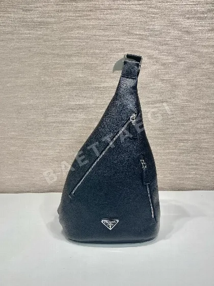프라다 올가죽 남성 체스트백 2VZ092