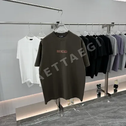 발렌시아가 워시 가공 크루넥 유니섹스 반팔 티셔츠 71746