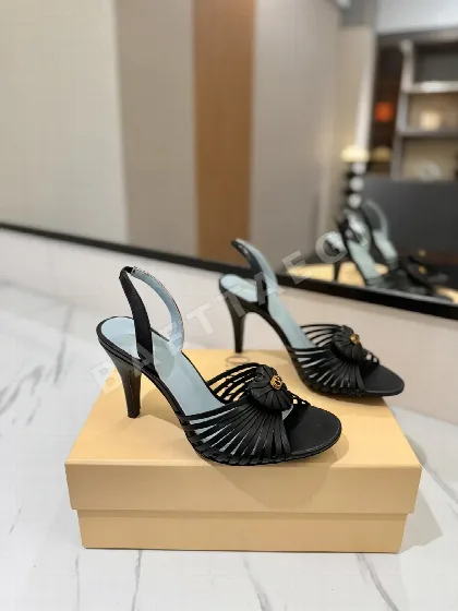 발렌티노 V 버클 하트 장식 샌들 134653