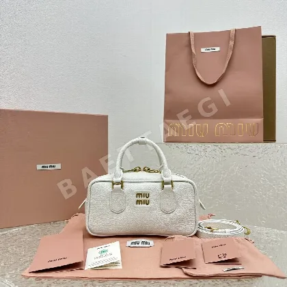 미우미우 흰색 엠보 로고 소프트 볼링백 68034