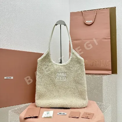 미우미우 흰 램울 토트 숄더백 68074