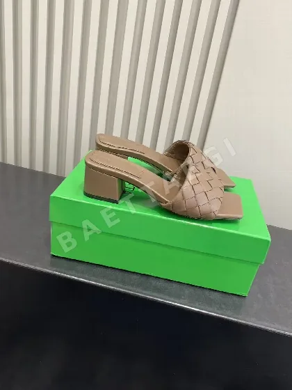 보테가베네타 스퀘어 토 위빙 청키 힐 샌들 55608