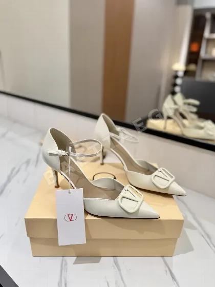 발렌티노 뾰족 앞코 하이힐 샌들 V 버클 샌들 105576