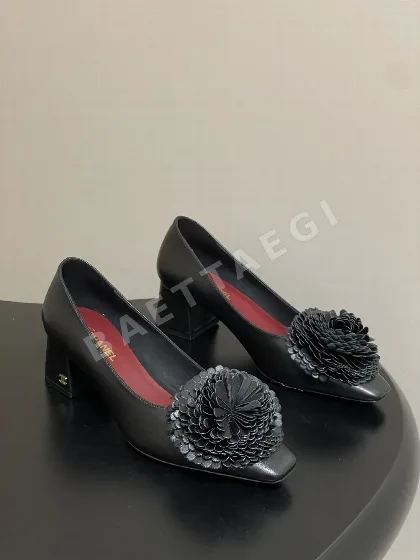 샤넬 카멜리아 장식 백스트랩 플랫 샌들 104949