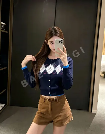 미우미우 아가일 자카드 V넥 니트 가디건 202577