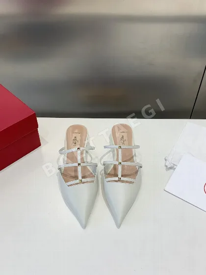 발렌티노 VT 뾰족코 스터드 샌들 24578