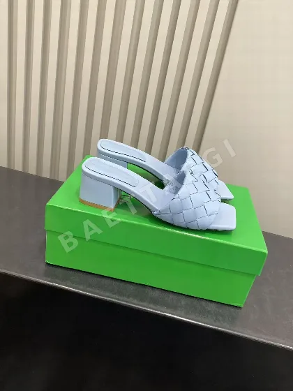 보테가베네타 스퀘어 토 위빙 청키 힐 샌들 55604