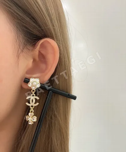 샤넬 25b 하트 라인스톤 플라워 더블 C 네잎클로버 귀걸이 65974