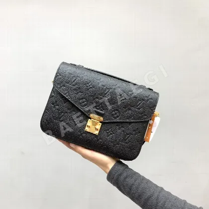 루이비통 올블랙 송아지가죽 메신저백 M41487